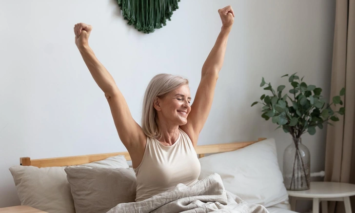 Не вставая с кровати: эти 5 упражнений для королевской осанки подходят тем, кому за 60 | Источник: iStockphoto/fizkes