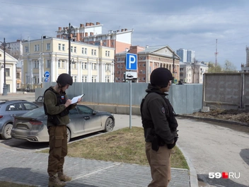 Сотрудники ГБР вмешались в конфликт между поликлиникой и строителями | Источник: Кирилл Хафизов / 59.RU