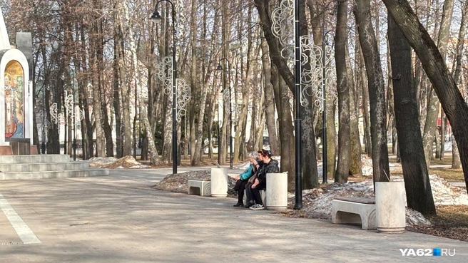 Сидеть на лавочках сейчас очень даже приятно! Подумаешь, снег немного остался? | Источник: Виктория Улитова / YA62.RU