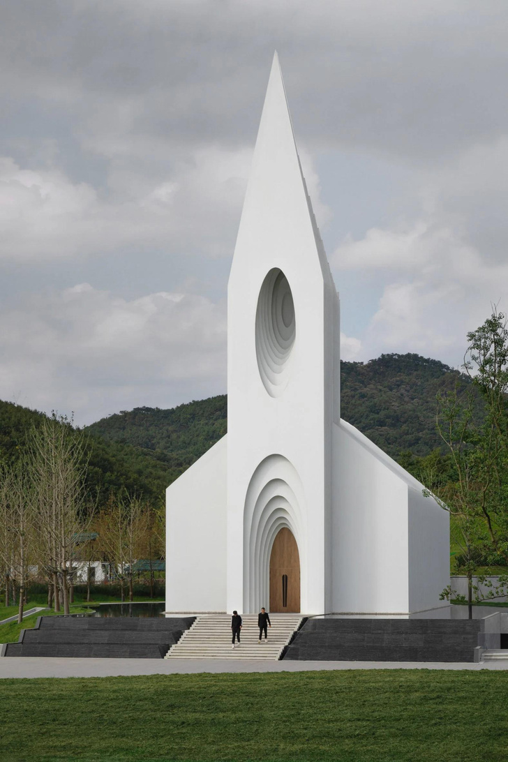 В предгорьях Китая построили необычную церковь-ракету