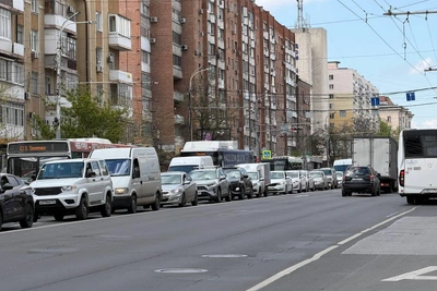 В центре Ростова из-за ДТП с автобусом образовалась пробка