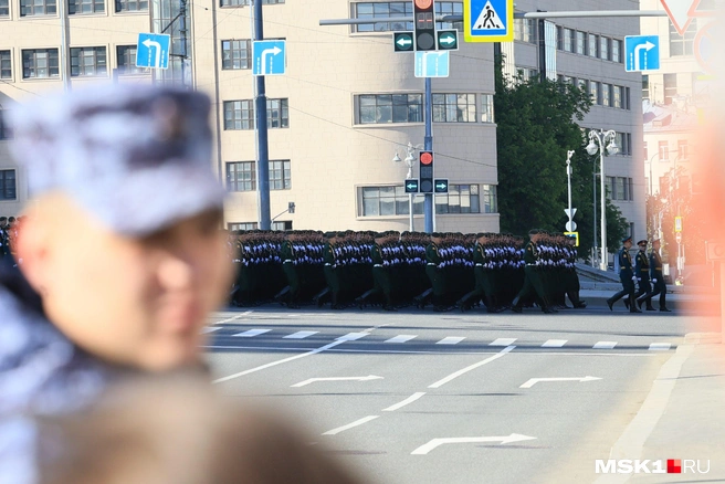 Колонна военных движется в сторону Кремля | Источник: Артем Устюжанин / MSK1.RU