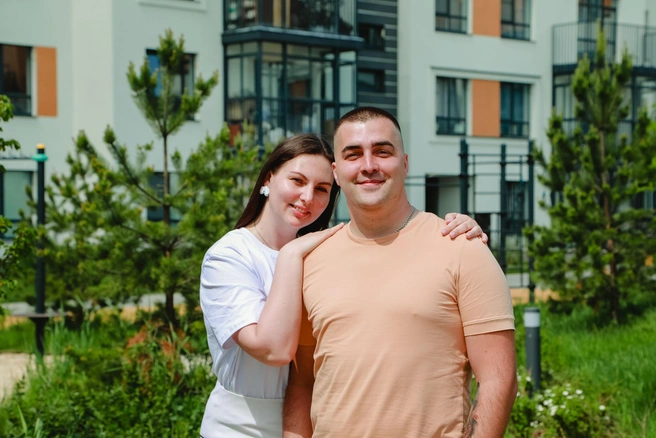 Она из Ирбита, а он из Первоуральска. Она нежная ведущая утренних шоу на радио и замдиректора станции по связям с общественностью, а он мужественный пожарный | Источник: Юлия Ефимова 