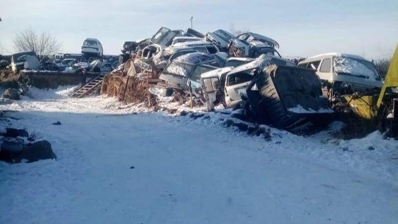 Груды старых автомобилей захватили придомовую территорию в городе Забайкалья