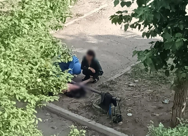 Женщину избили во дворе дома на КСК в Чите | Источник: очевидец