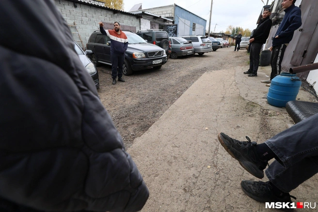 Знакомые обвиняемого в убийстве отказались пропускать журналистов к месту преступления | Источник: Артем Устюжанин / MSK1.RU
