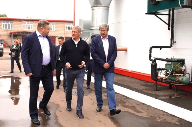 Хабиров на заводе компании в Давлеканово | Источник: Glavarb.ru