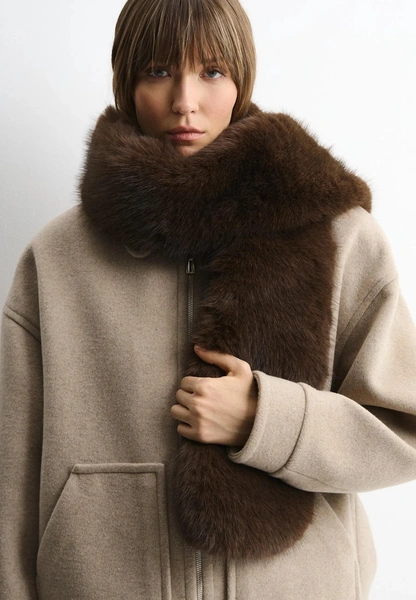 Эти шарфы выведут ваши зимние образы на новый уровень: 10 самых классных вариантов