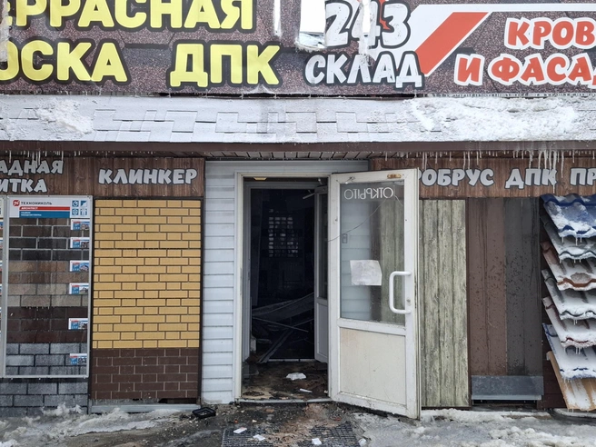 Внешне склад кажется целым, однако внутри всё повреждено огнём и водой. | Источник: Тимофей Крылов / V1.RU