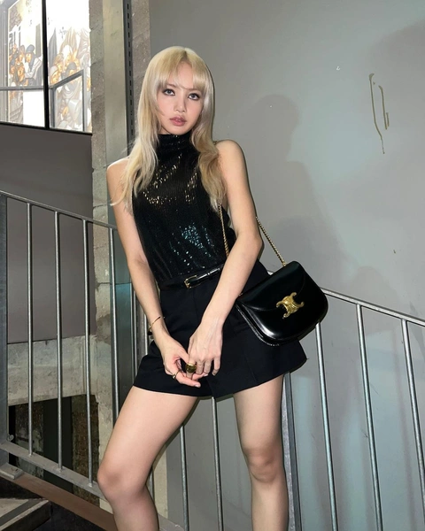 Как красиво уложить стрижку каскад: учимся у Лисы из BLACKPINK | Источник: социальные сети Лисы из BLACKPINK