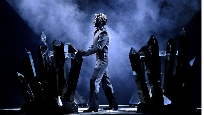 Gesaffelstein в своей чёрной маске во время концерта во Франции в июле 2025 года. | Источник: MEGA