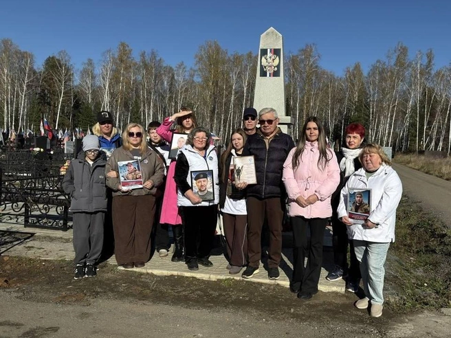 В знак признательности Анна вручила благодарственное письмо администрации Преображенского кладбища за вклад в увековечение памяти о бойцах СВО | Источник: Преображенское кладбище