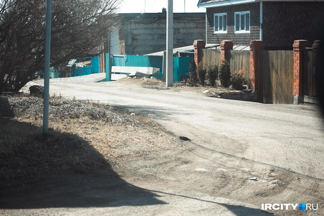 Дорога на Автомобильной выглядит так, словно автомобили здесь не ездят | Источник: Даниил Конин / «ИрСити»