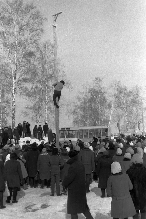 Зрители подняли головы, чтобы видеть смельчака | Источник: В. Ольшанский / pastvu.com