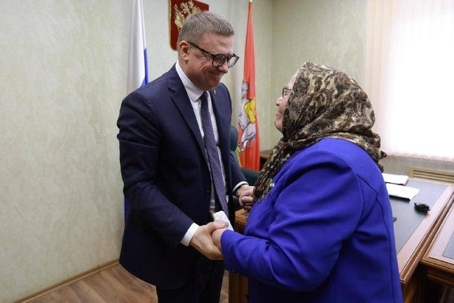 Губернатор Алексей Текслер встретился с Байрамбике Хамитовой и поддержал ее в важной миссии | Источник: пресс-служба правительства Челябинской области