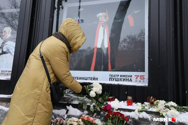 Москвичи несут цветы в память о Вере Алентовой | Источник: Артем Устюжанин / MSK1.RU