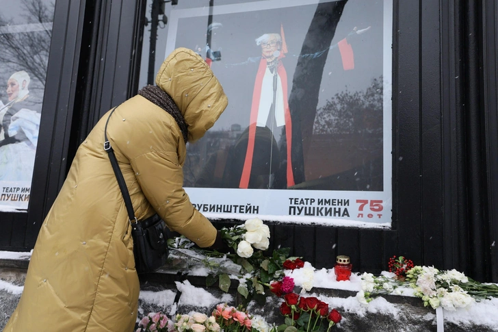 Люди несут цветы, свечи и лампадки к Театру имени Пушкина | www.starhit.ru