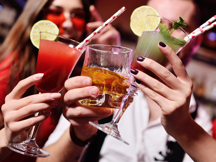 С алкоголем и без: 5 коктейлей для Нового года, которые понравятся всей вашей семье