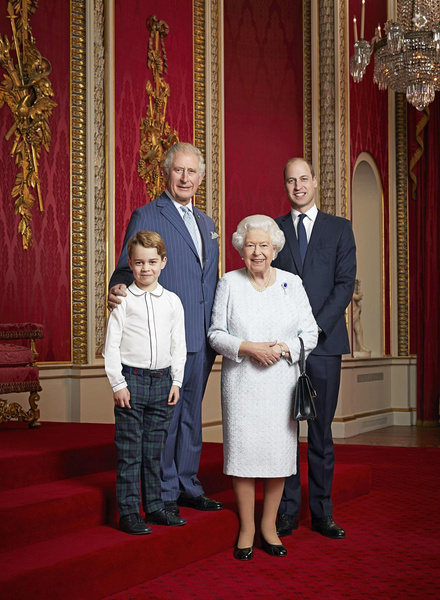 «Смерть королевы не вызовет кризиса в ее семье»: Елизавета II передает власть принцу Чарльзу