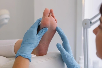 Вросшие ногти, трещины на стопах и стержневые мозоли: 7 проблем на ногах, которые нельзя недооценивать