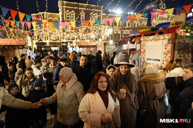 На Красной площади открылась новогодняя ярмарка с аттракционами | Источник: Виталий Смольников / MSK1.RU
