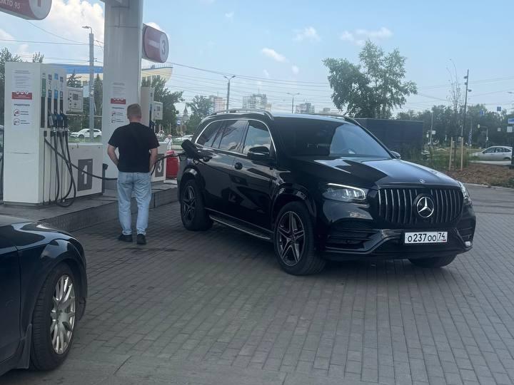 Челябинцев возмутило хамство водителя Mercedes на ОООшных номерах в очереди на АЗС