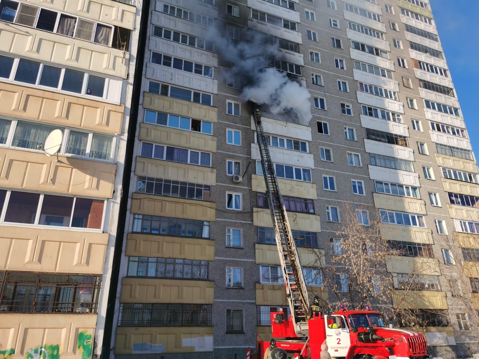 Пожар в Екатеринбурге в доме на улице Технической: 28 ноября 2021 года - 28  ноября 2021 - Е1.ру