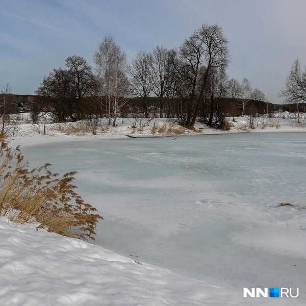 Даже через лед проглядывает голубая вода Тосканки | Источник: Наталья Бурухина / NN.RU