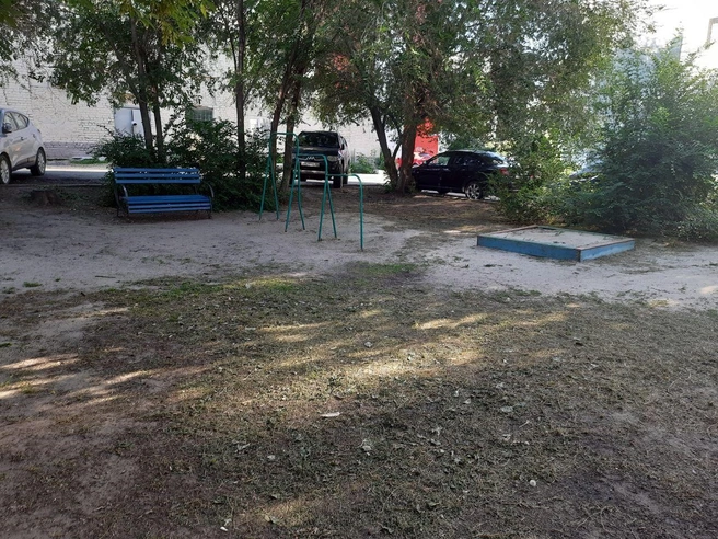 Курганцы размышляют — поможет ли благоустройство детской площадки избавиться от пьяных посиделок во дворе | Источник: Читатель 45.RU