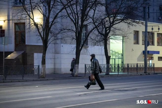 Даже безопасно переходить Ворошиловский в неположенном месте. Но мы против таких экспериментов | Источник: Евгений Вдовин / 161.RU