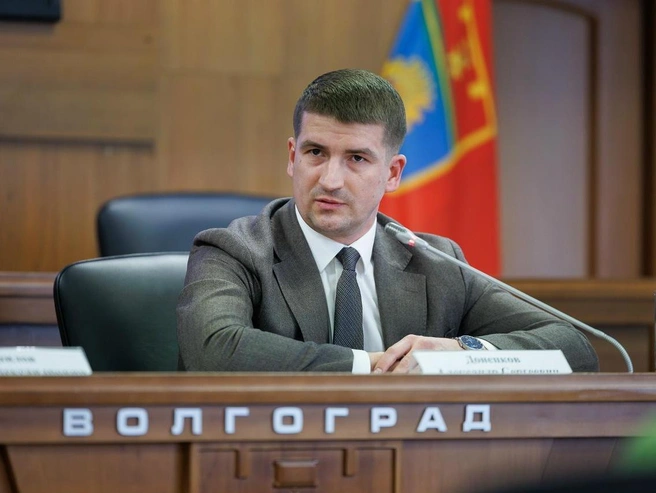 Руководитель МУ «Комдорстрой» Александр Донецков заявил о круглосуточном мониторинге состояния дорог в каждом районе. | Источник: Алексей Волхонский / V1.RU