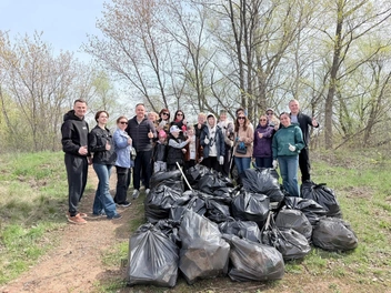 Очистили дно и прилегающую территорию от мусора | Источник: Депутат Сергей Сукманов / vk.com