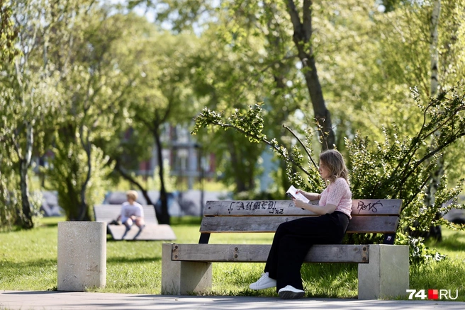 Чтение книги в парке | Источник: Наталья Лапцевич