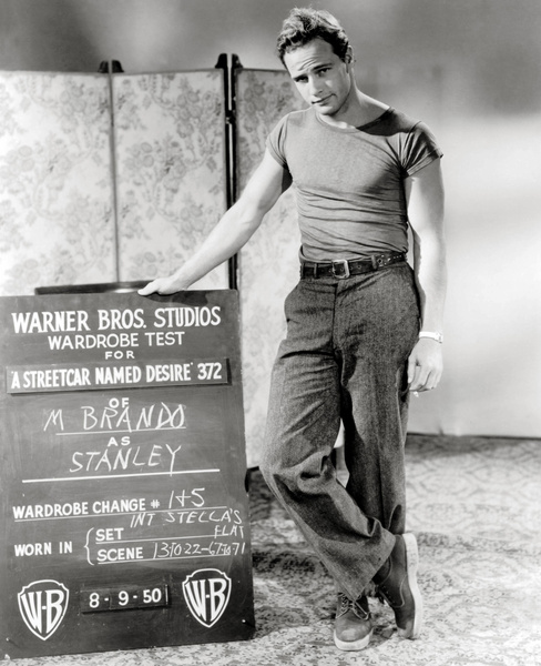 Марлон Брандо на съемках фильма «Трамвай «Желание», 1951 год.