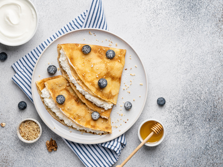 Сытный завтрак: рецепт идеальных блинчиков всего из четырех ингредиентов — попробуйте утром
