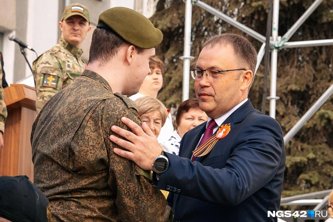На 9 Мая Середюк впервые принимал парад в статусе губернатора  | Источник: Максим Серков / NGS42.RU
