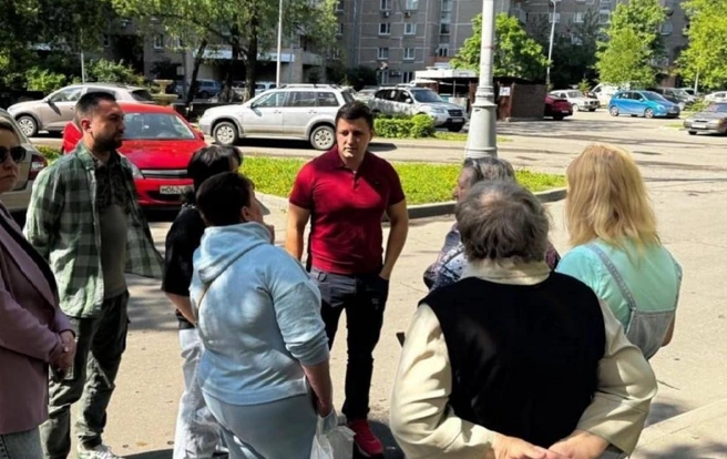 Никита Орешкин на обходе территорий | Источник: Управа района Выхино-Жулебино / Вконтакте