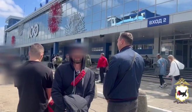 Жил под чужим именем и скрывался за границей. Задержан подозреваемый в дерзком ограблении в Усть-Илимске в начале 90-х | Источник: скриншот видео из канала «МВД38» / Telegram