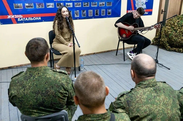 Певица поддержала военных в Луганске