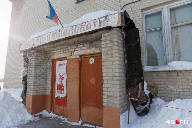 —&nbsp;Внизу кабинет начальных классов, столовая в другом здании. Школа у нас не типовая. Ее строили как клуб, а потом решили, что будет школа,&nbsp;— говорит Татьяна | Источник: Ирина Шарова / 45.RU 