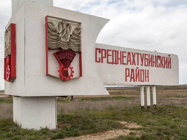 Три частных дома получили повреждения в результате ночной атаки беспилотников в Среднеахтубинском районе Волгоградской области. | Источник: Константин Завриков / V1.RU