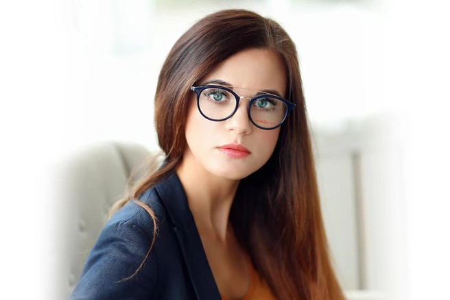 На девушке — очки Etnia Barcelona VARESE BLCO стоимостью 8225 рублей с учетом скидки 50%