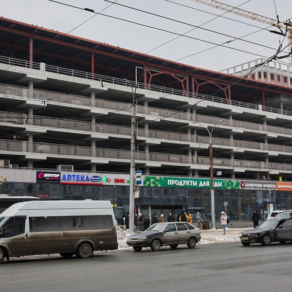 Единственная большая парковка&nbsp;— платная | Источник: Александр Ощепков / NGS.RU