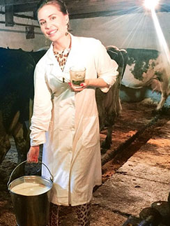 Юлия Михалкова сначала научилась доить корову, а потом еще и козу!
