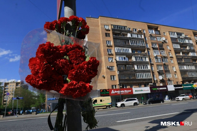 Люди приносят розы и гвоздики | Источник: Артём Устюжанин / MSK1.RU