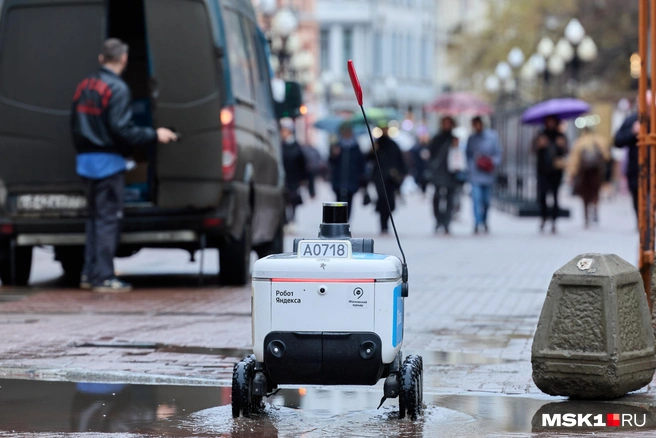 В Москве роботы-доставщики уже стали частью городского ландшафта | Источник: Артём Устюжанин / MSK1.RU