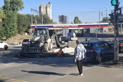 В центре Волгограда меняют дорогу у заправки