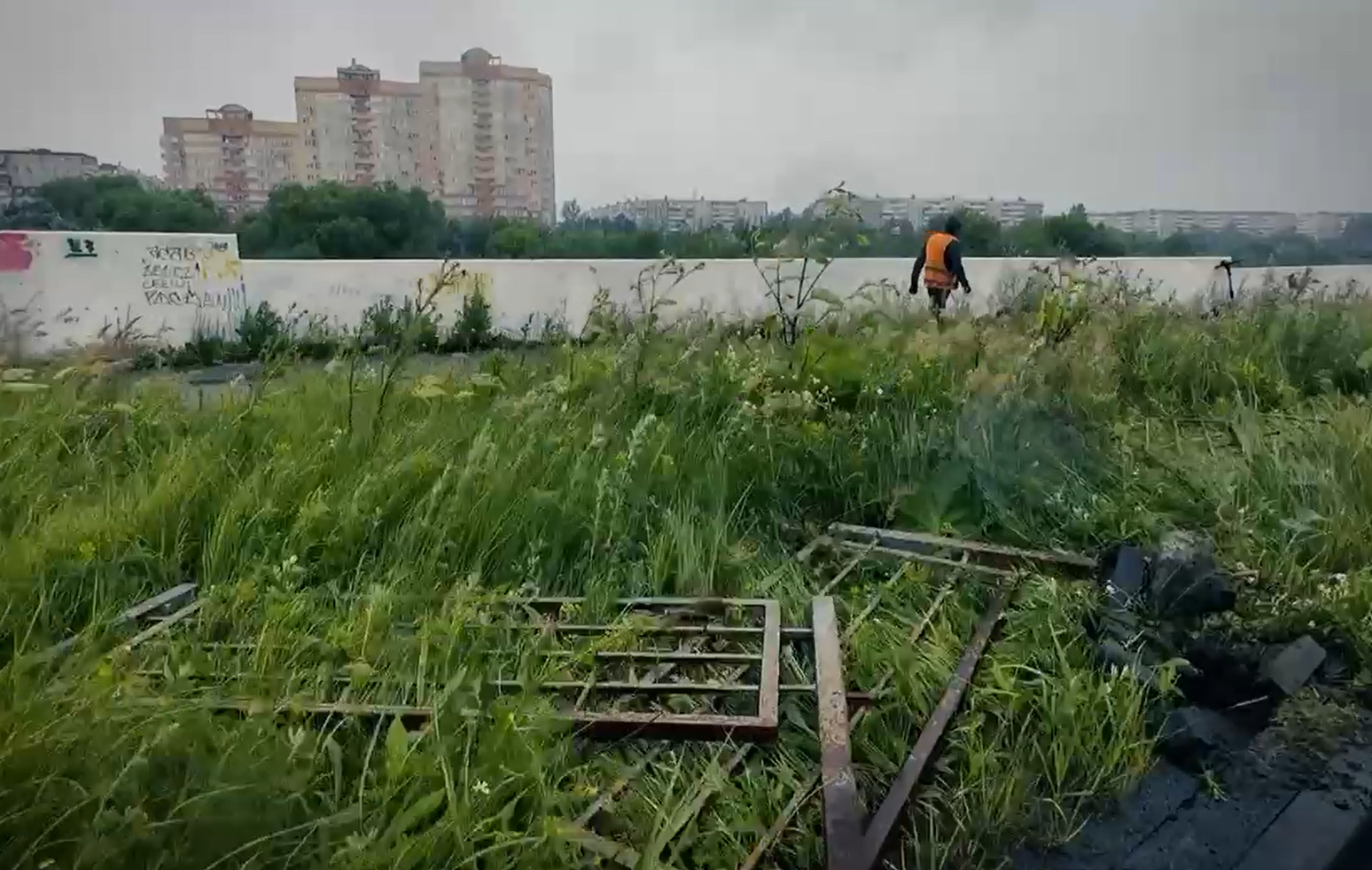 В центре Челябинска срезают ржавые заборы