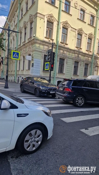 Автомобилисты пытаются объезжать пробки и перекрытия в центре Петербурга | Источник: читатель «Фонтанки»