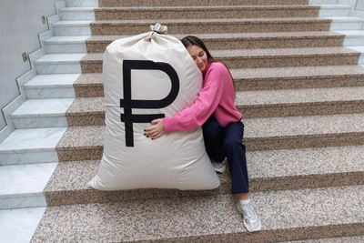 Таможенник прятал взятки в коробке от брендовой обуви